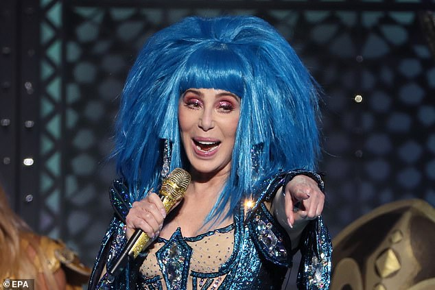 Celebrazione di Cher tra cinema e immaginario pop